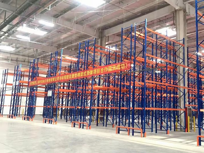 Shanghai an e-commerce logistics Co., Ltd. selective pallet racking and carton flow racking in Huai'an Fengshu Industrial Park.